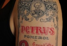 Il aime tellement le Château Petrus qu’il a tatoué sur son bras l’étiquette du Grand Cru de Pomerol.