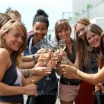 les-hotesses-du-stand-wolfberger-trinquent-avant-de-prendre-leur-service-lors-de-l-ouverture-de-la-69e-foire-aux-vins-d-alsace-a-colmar-photo-l-alsace-thierry-gachon-1470321408
