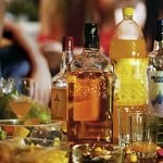 bouteilles-d-alcool-pendant-une-fete-bandeau